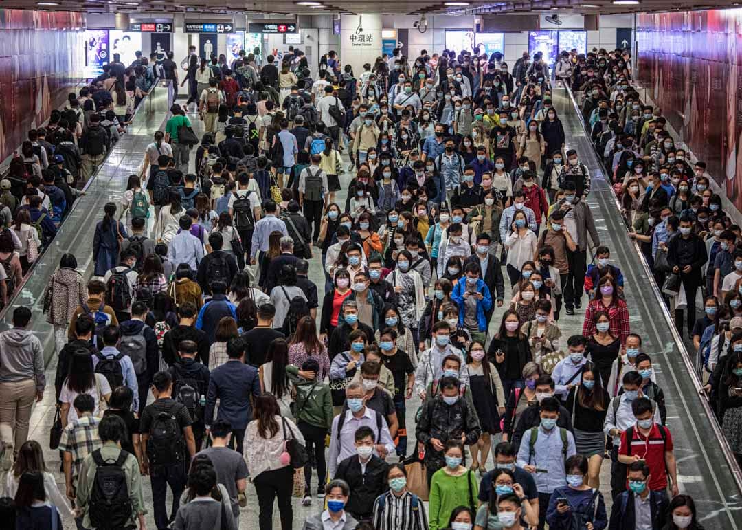 2020年11月5日，香港站下班時間的回家人潮，所以市民都是戴上口罩。