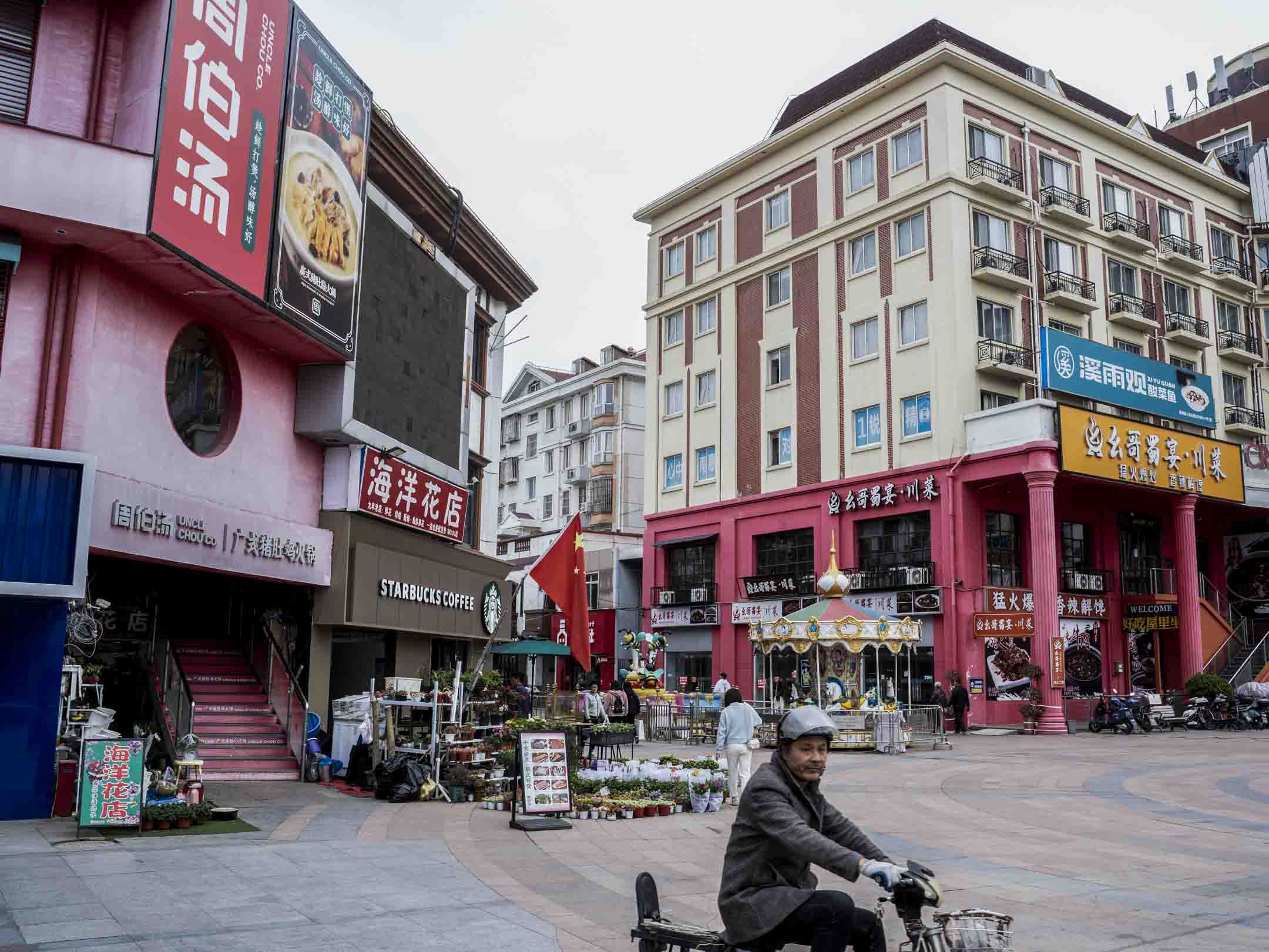 2023年3月15日，上海浦東新區惠南鎮周伯湯廣式豬肚雞（南匯店）外。