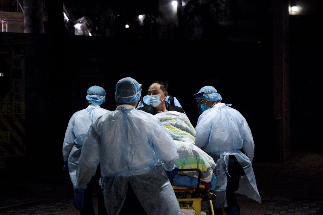 2020年1月22日，第二名確診的香港人由醫護人員接送到達威爾斯親王醫院，這病人曾於1月10日到武漢，19日由武漢乘飛機前往深圳經羅湖口岸回港。