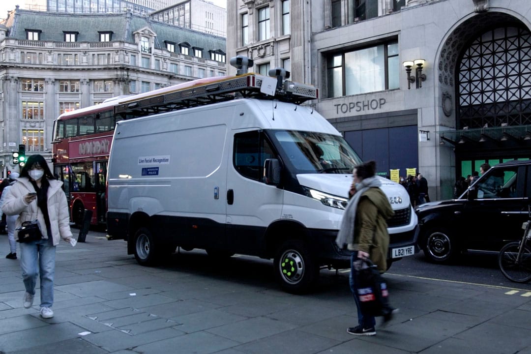 一輛標有「實時人臉識別」的警車停靠在人來人往的倫敦市中心。