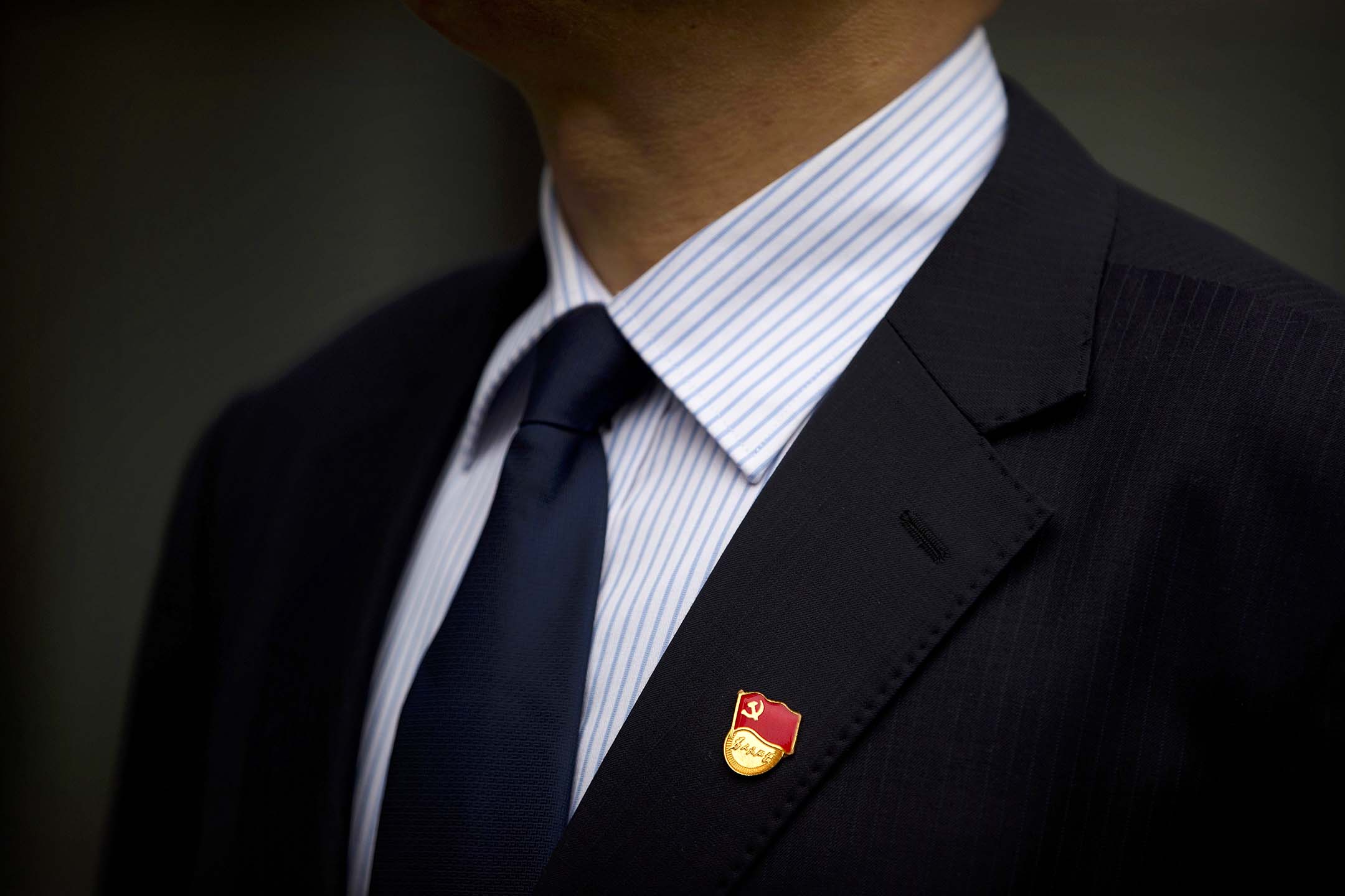 2018年2月27日，北京，一名官员在西装外套上佩戴中国共产党徽章。