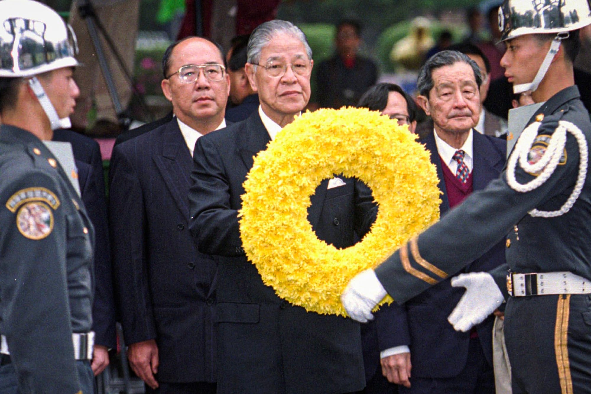 1996年2月28日,台北,總統李登輝在公園內獻花,悼念二二八事件中的遇難者。