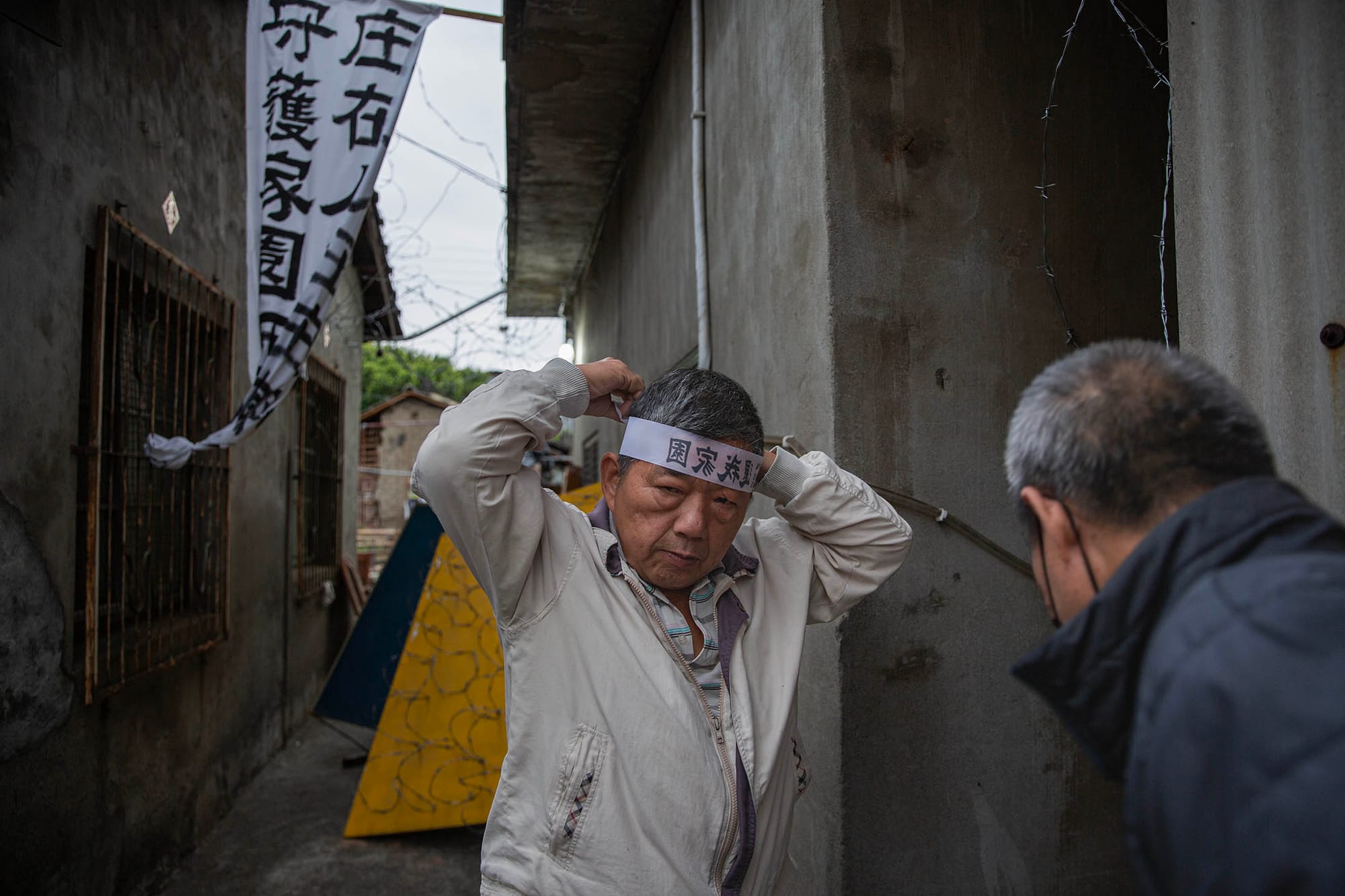 2023年4月10日,台中番仔路庄,居民聚集在面臨清拆的房子前抗議。