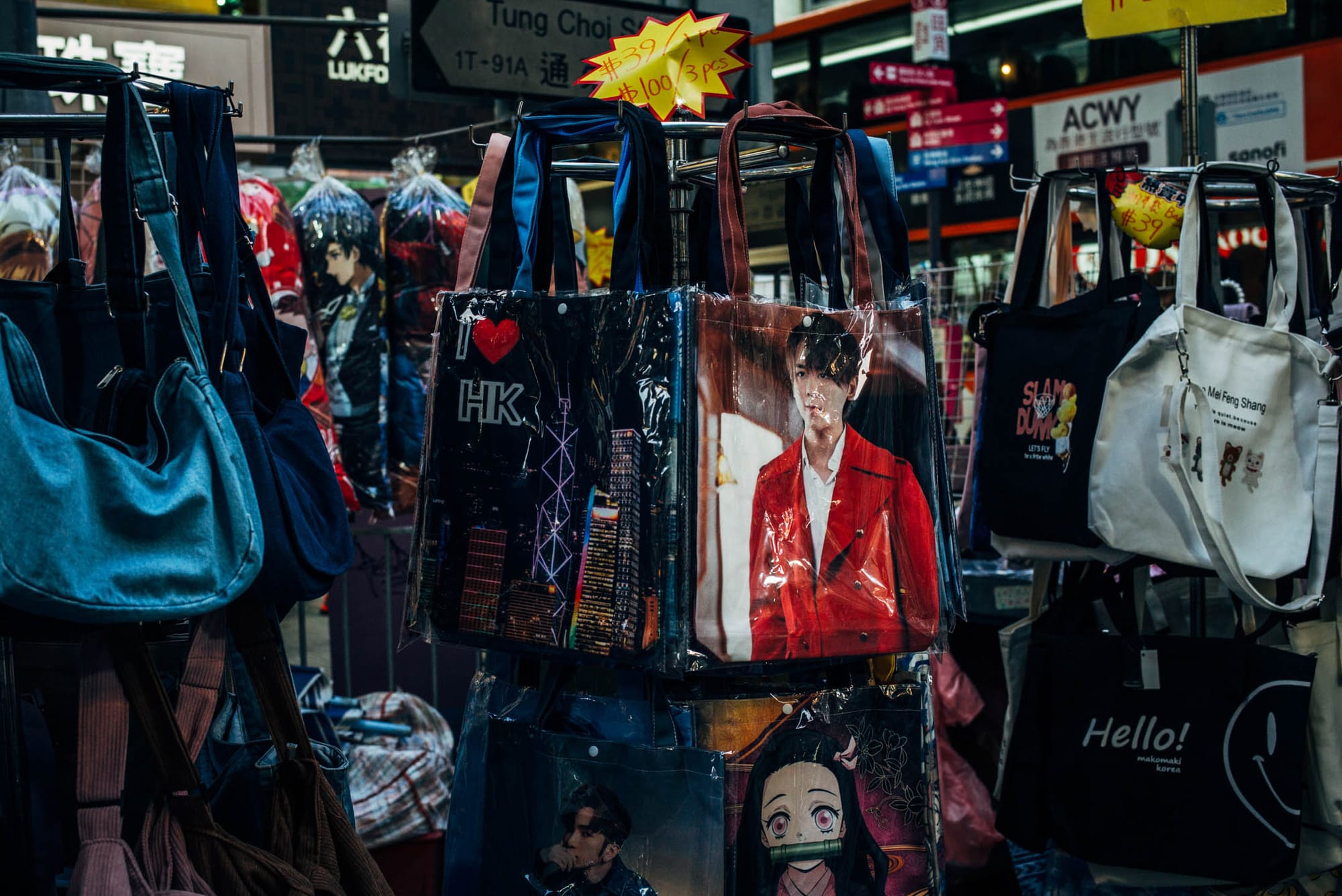 2022年10月16日，姜濤在旺角女人街的翻版商品。
