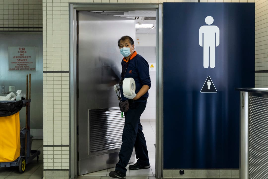 2021年12月9日,港鐵清潔工程展緯在車公廟站清潔洗手間。攝:林振東/端傳媒