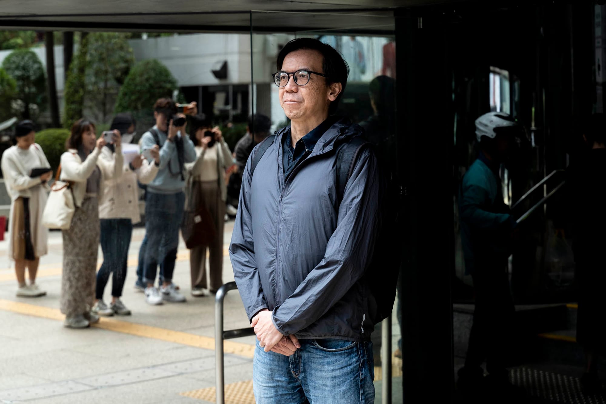 2023年3月20日,《立場新聞》前總編輯鍾沛權離開灣仔法院。攝:林振東/端傳媒