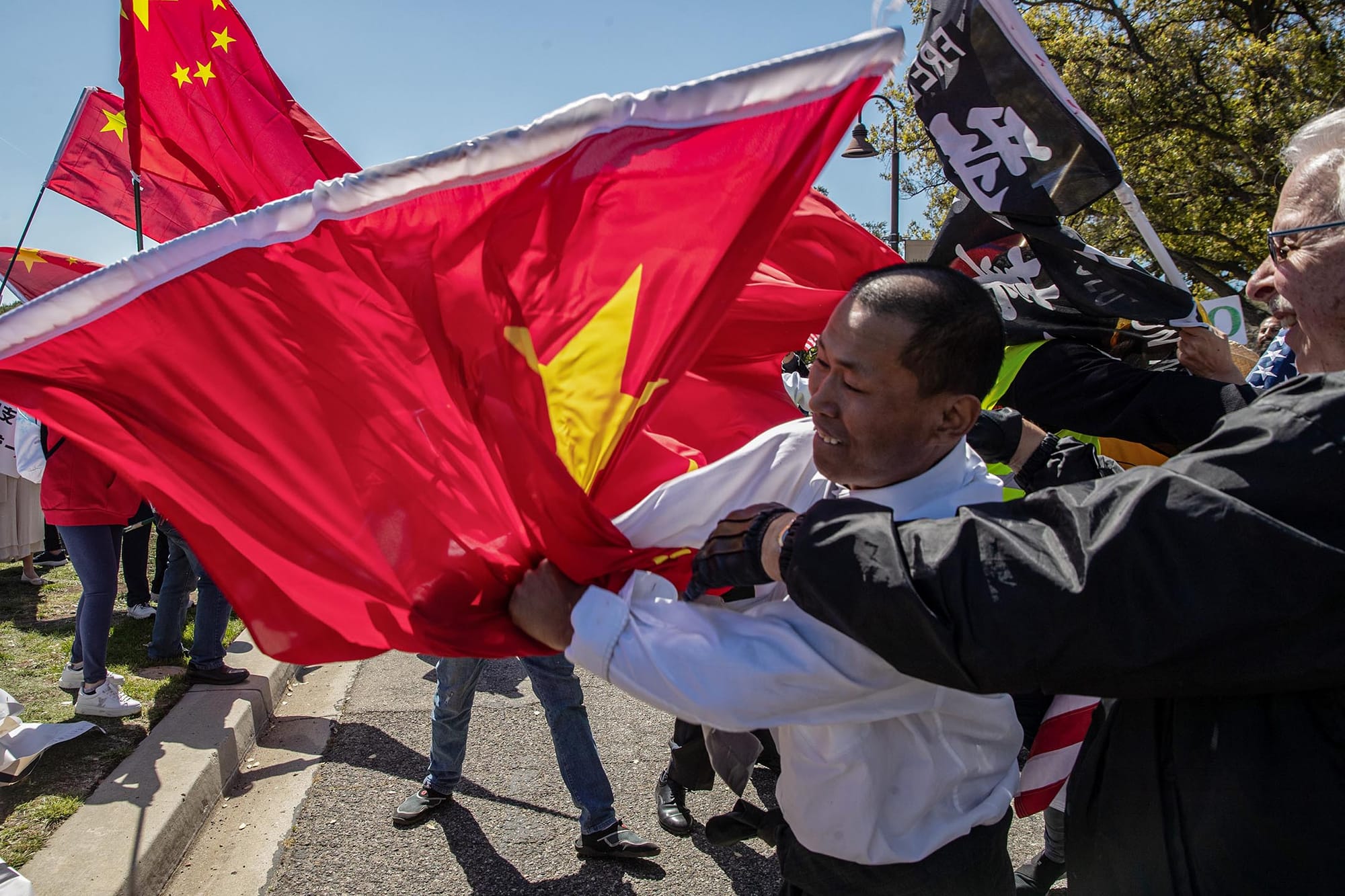 2023年4月5日,加利福尼亚州,台湾总统蔡英文抵达雷根总统图书馆时,中国支持者和台湾支持者爆发冲突。