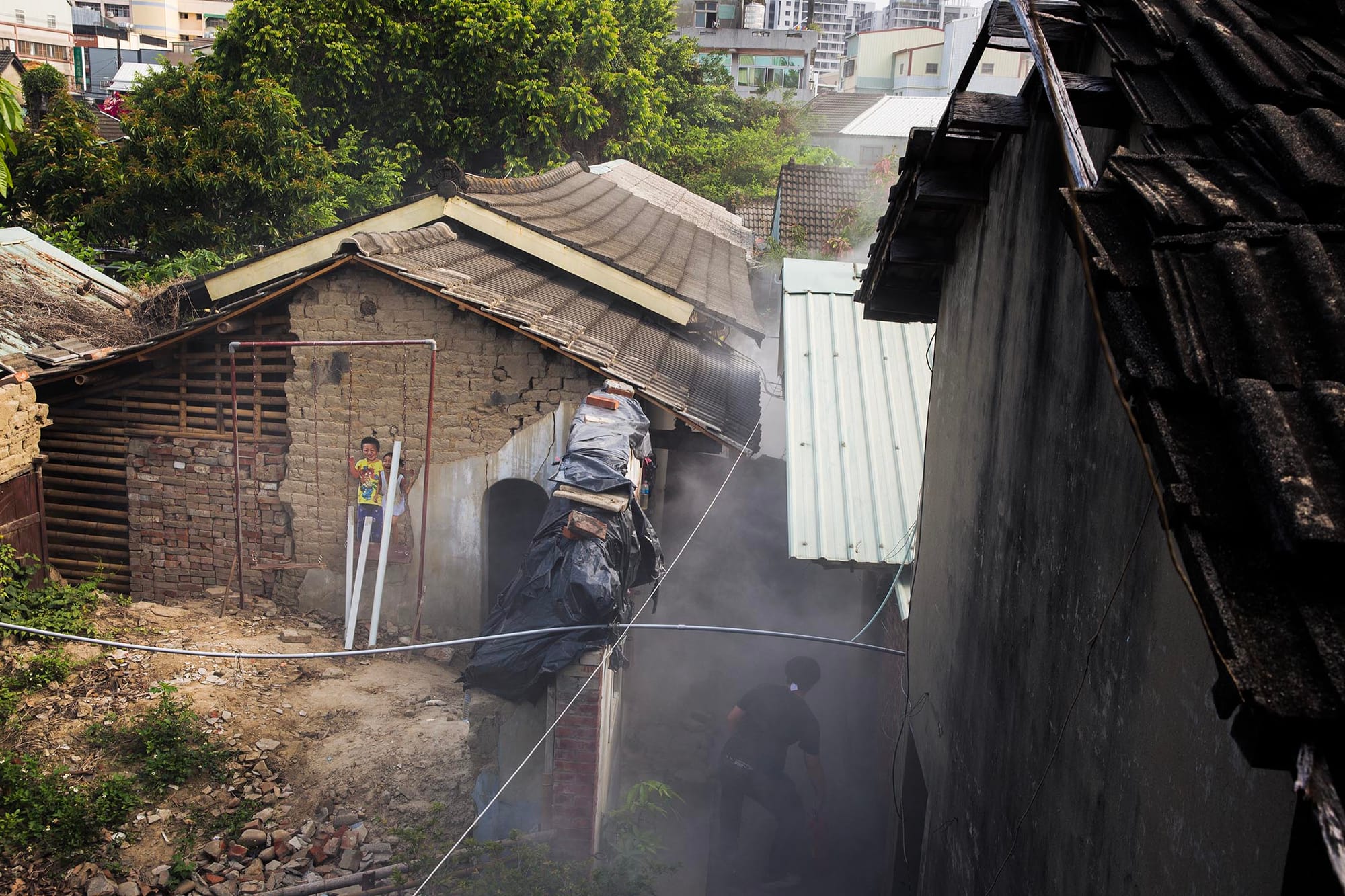 2023年4月10日,台中番仔路庄,示威者聚集在面臨清拆的房子前與警方對峙,期間噴射滅火器。