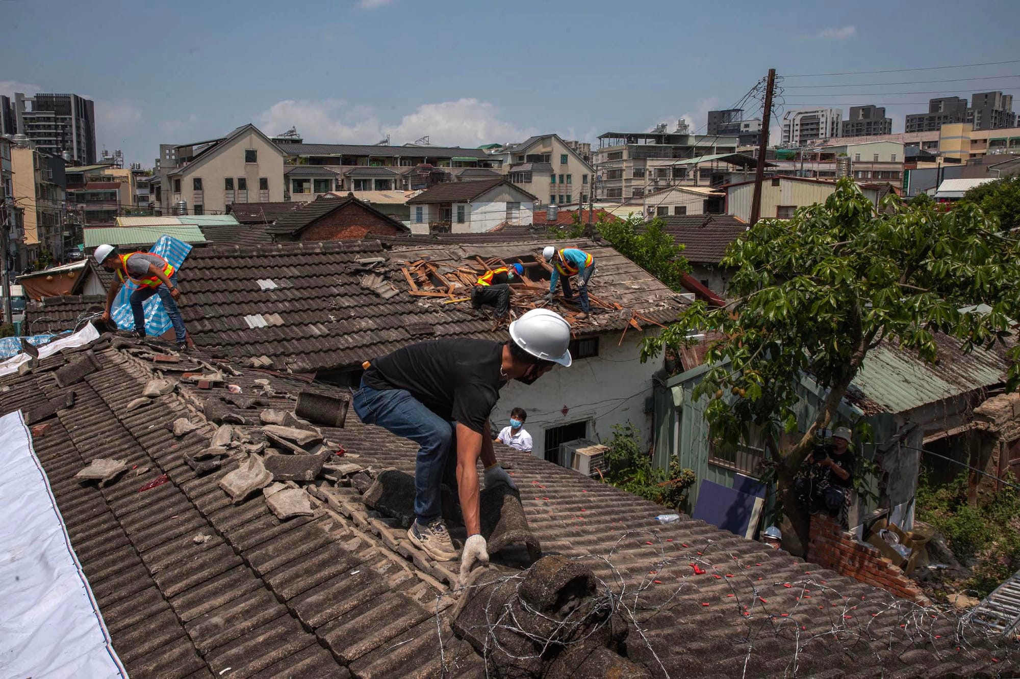 2023年4月10日,台中番仔路莊,工人在清拆林秀芬家的屋頂。
