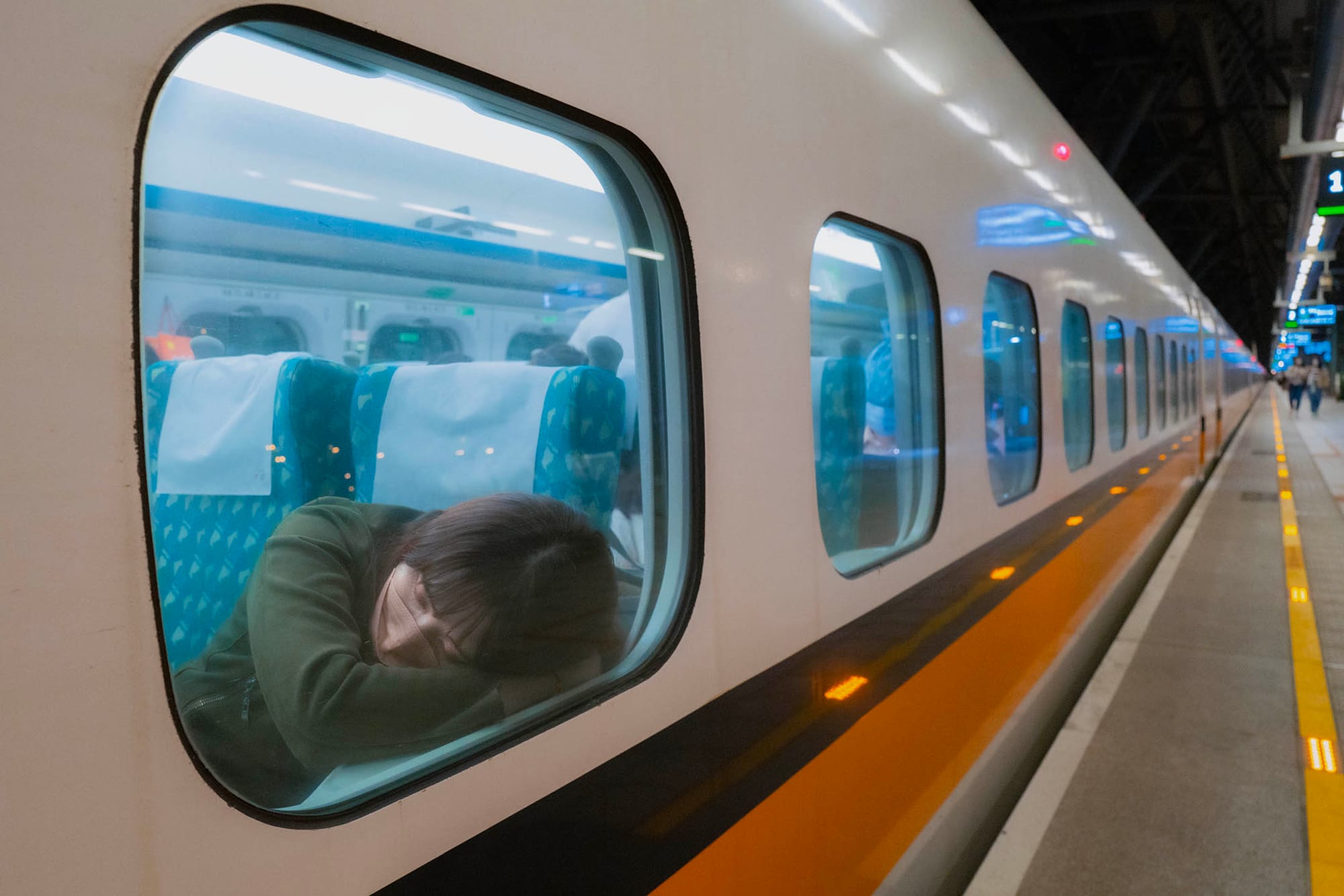 2023年4月5日,台中,一名女子在高鐵上入睡。攝:陳焯煇/端傳媒