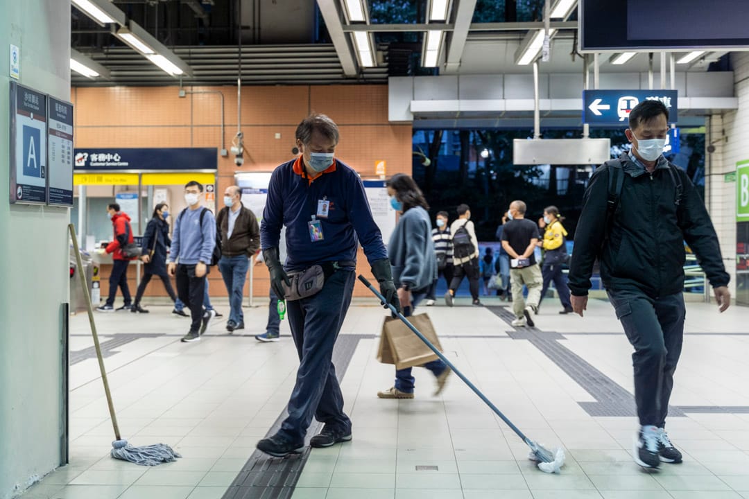 2021年12月22日﹐港鐵清潔工程展緯在大圍站掃地。攝:林振東/端傳媒