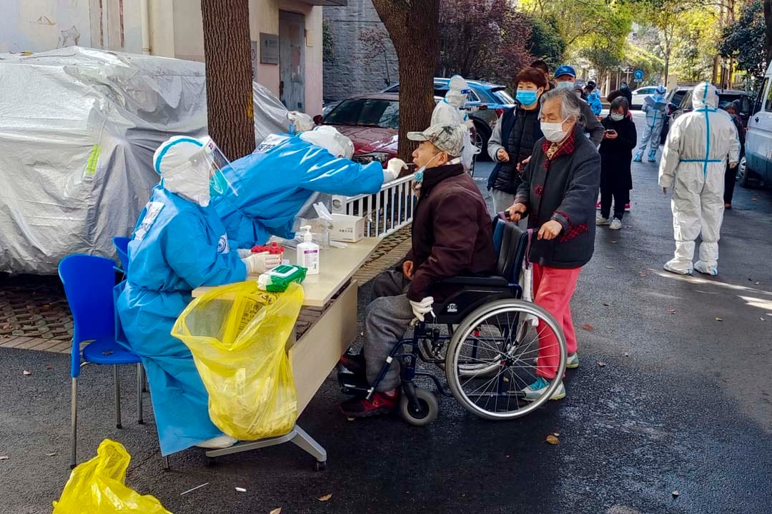 2022年4月6日，中國上海，醫護人員對行動不便的老人進行核酸檢測。