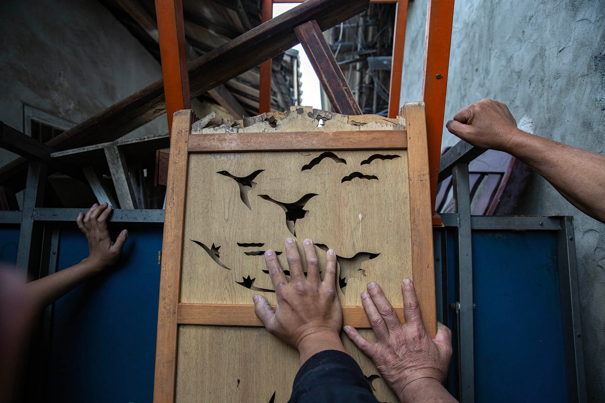 2023年4月10日,台中番仔路庄,示威者聚集在面臨清拆的房子前與警方及清拆工人對峙。