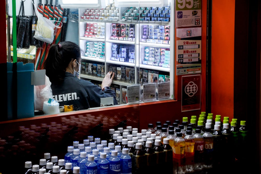 深水埗一間便利店的店員整理售賣香煙的櫃檯。攝:林振東/端傳媒