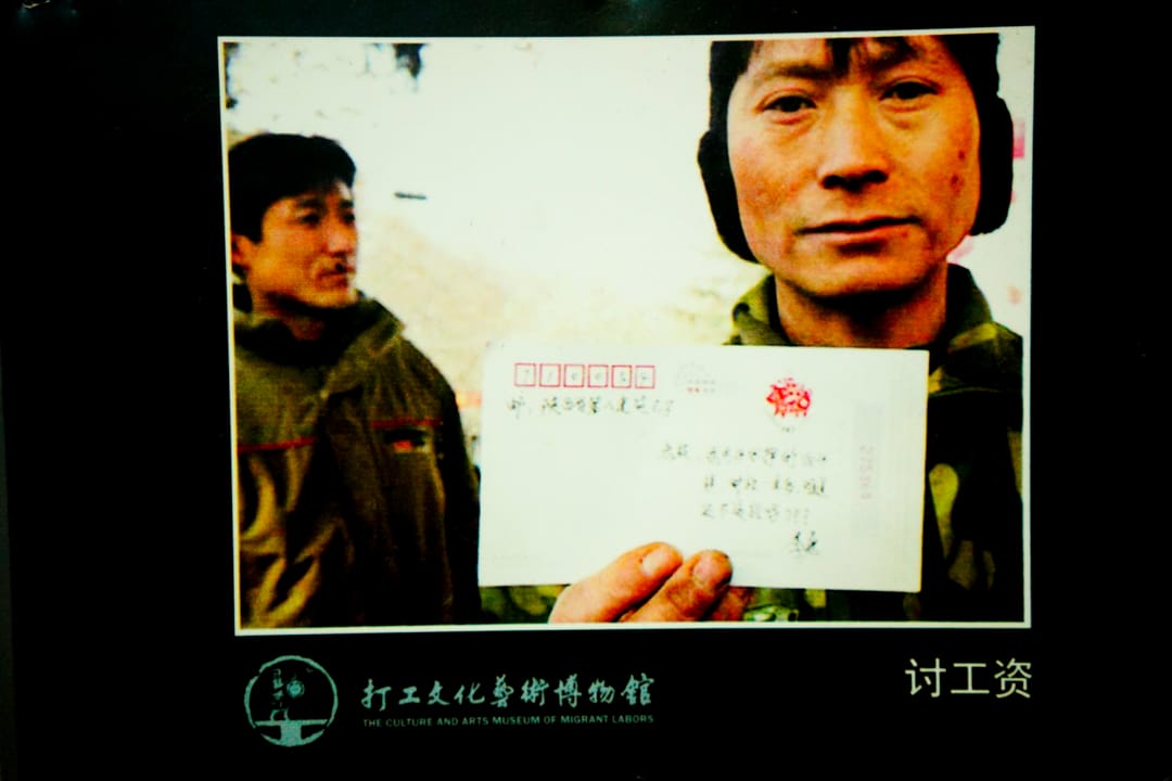 打工文化艺术博物馆展示了流动工人从农村到城市的工作和生活状况。1978年中国大陆改革开放,城市经济的发展需要更多的劳动力。近3亿农民进城务工。他们无法在城市落户,吃住简陋,被城市管理机构驱赶,被老板欠薪,子女难以就地入学,或成为留守儿童,或就读条件较差的民办打工子弟学校。