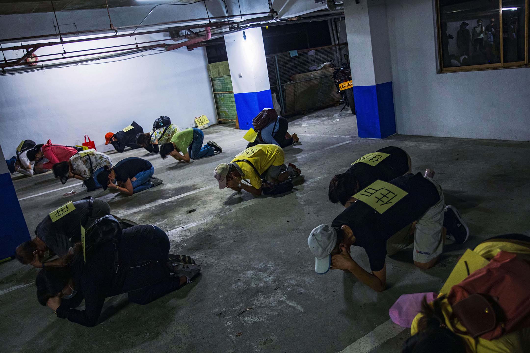 2022年7月25日，台北，万安演习期间，市民走进防空洞避难。