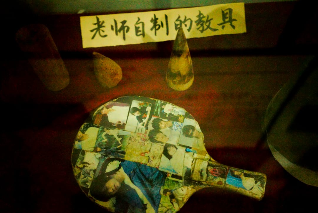 打工文化艺术博物馆展示了流动工人从农村到城市的工作和生活状况。1978年中国大陆改革开放,城市经济的发展需要更多的劳动力,3亿农民进城务工。他们无法在城市落户,吃住简陋,被城市管理机构驱赶,被老板欠薪,子女难以就地入学,或成为留守儿童,或就读条件较差的民办打工子弟学校。