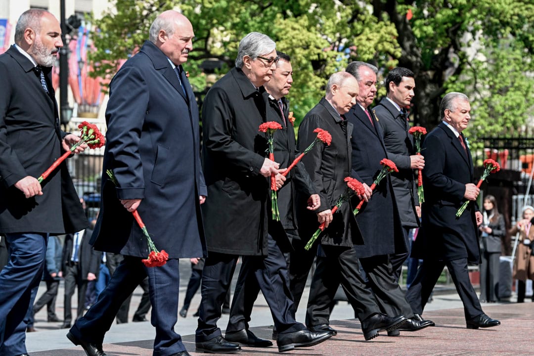 2023年5月9日,白俄罗斯总统卢卡申科出席俄罗斯莫斯科克里姆林宫墙举行的胜利日献花仪式。摄:Alexey Maishev, Sputnik, Kremlin Pool Photo via AP/达志影像