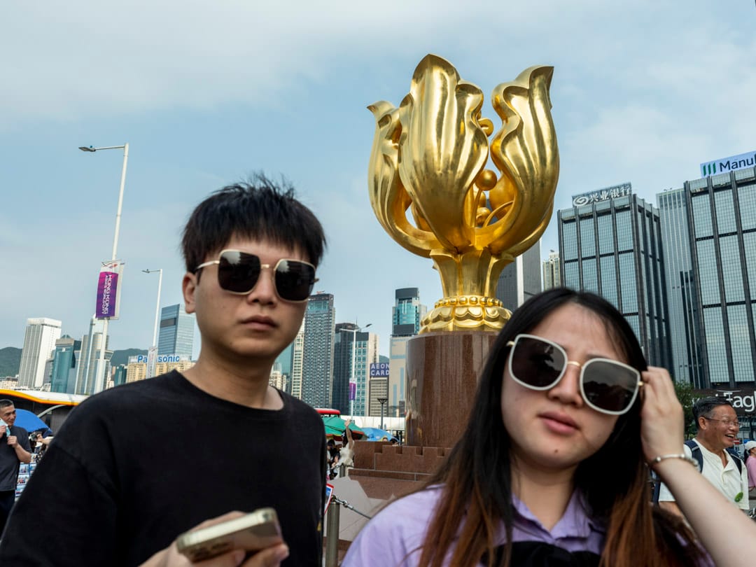 2023年4月30日，旅客游覧香港金紫荆广场。摄：林振东/端传媒