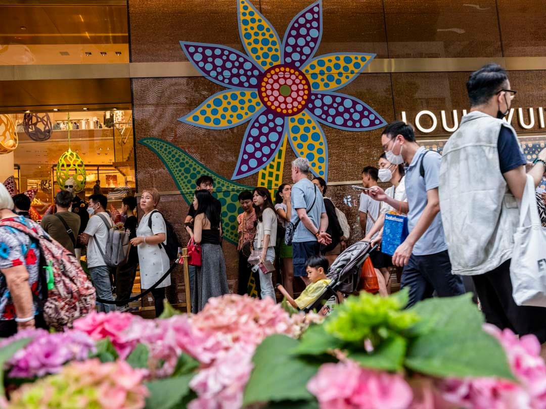 2023年5月1日，大批旅客在尖沙咀的名店外排队购物。摄：林振东/端传媒