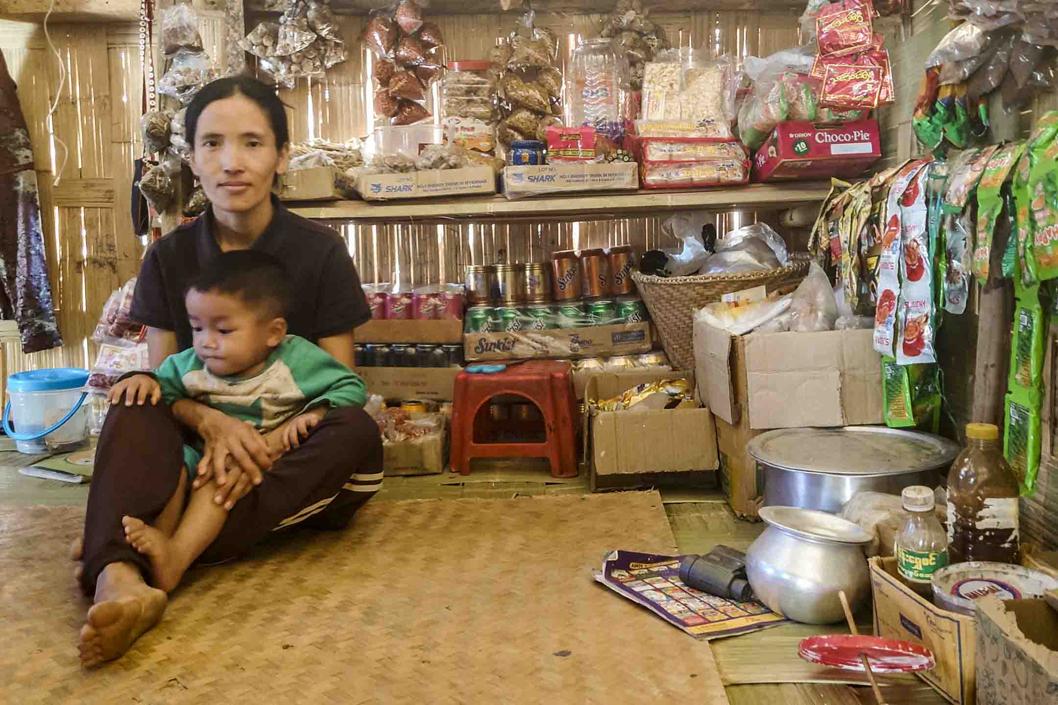 西梅難民營一名女子在自家開了小商店。攝影:翁婉瑩