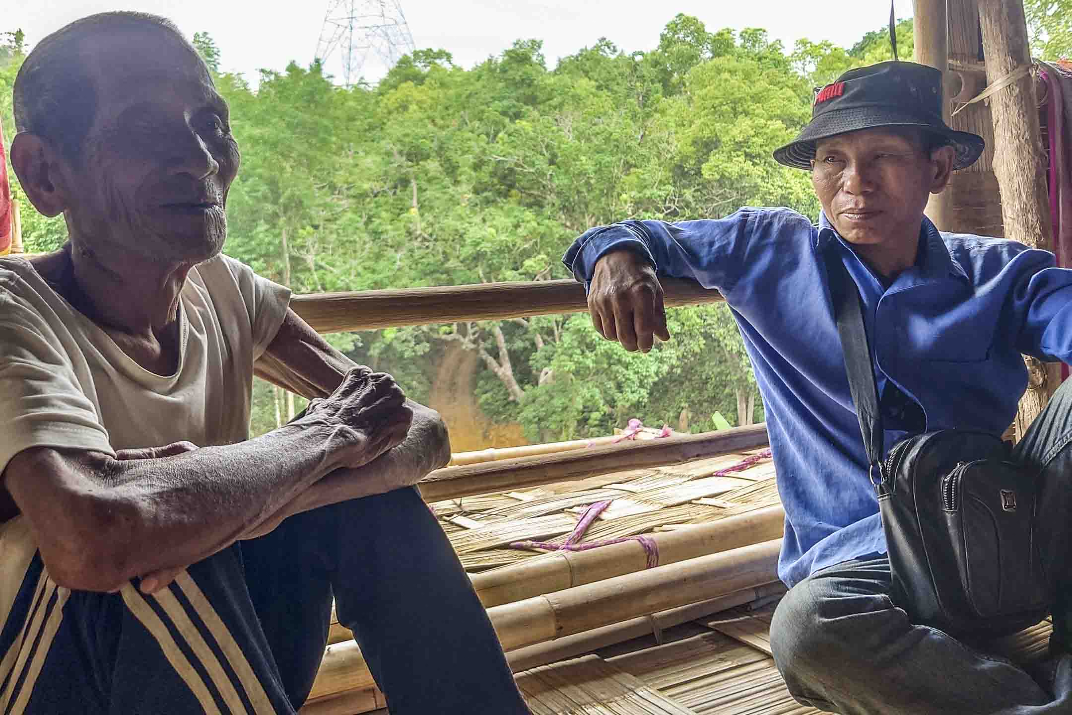 欽族難民博伊卡(右)與罹癌的83歲難民。攝影:翁婉瑩