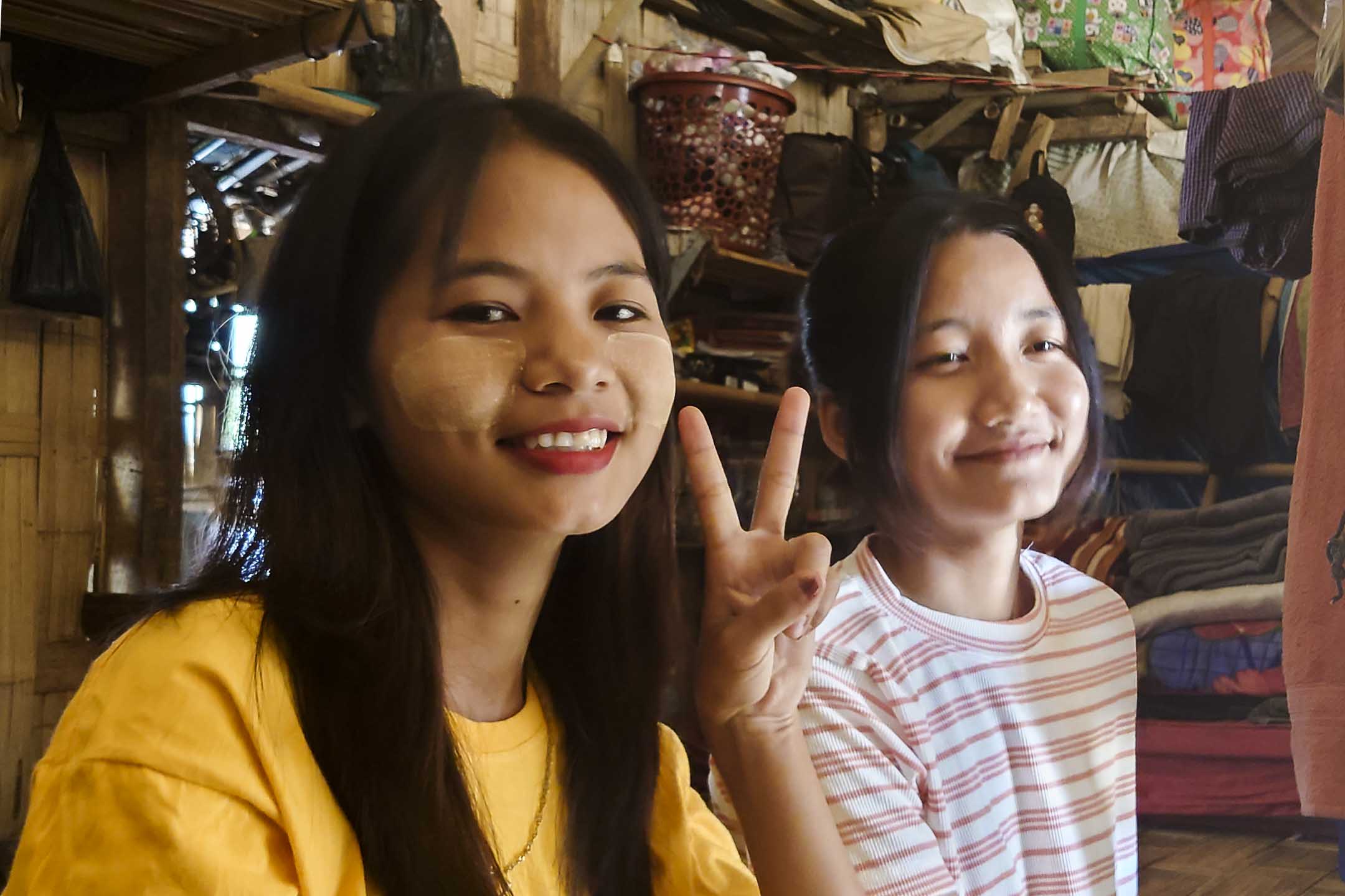 18歲的欽族女孩梅麗雅桑(Mayliyasan)與鄰居莎塔拉(Satela)在西梅難民營。攝影:翁婉瑩