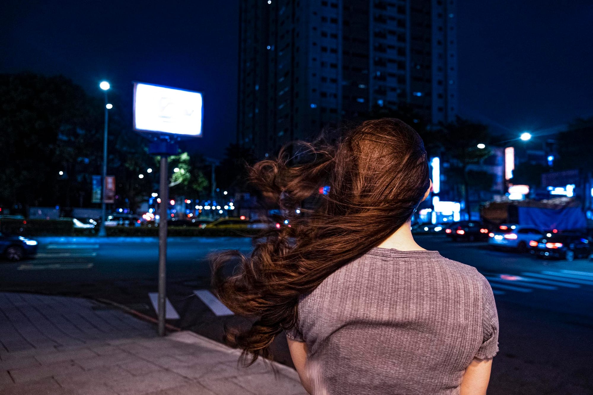 2022年9月1日,板橋,一名女子站在捷運站外。攝:陳焯煇/端傳媒