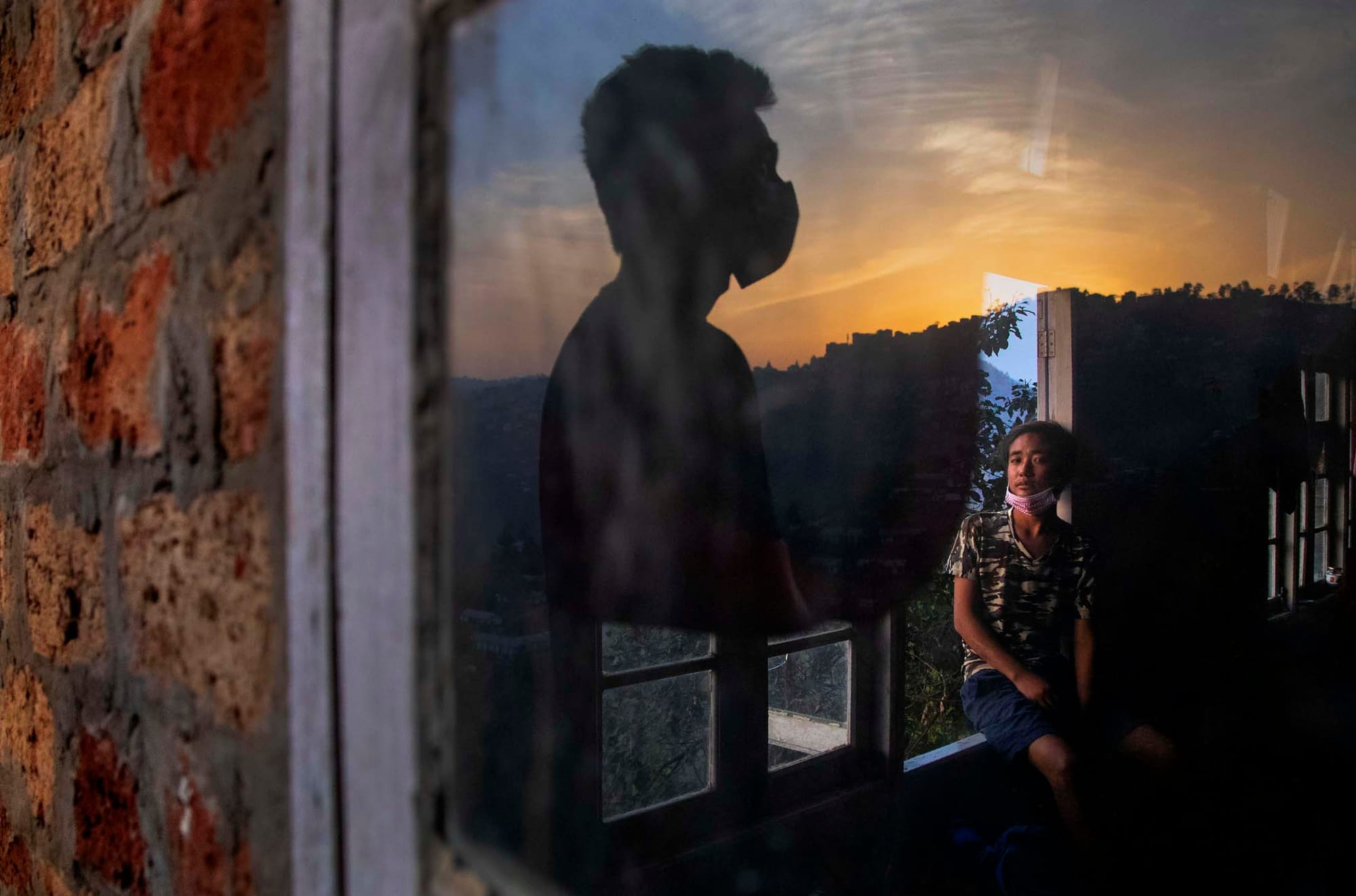 2021年3月18日,軍事政變後逃離緬甸的警察在印度米佐拉姆邦與緬甸接壤的一個秘密地點休息。攝:Anupam Nath/AP/達志影像