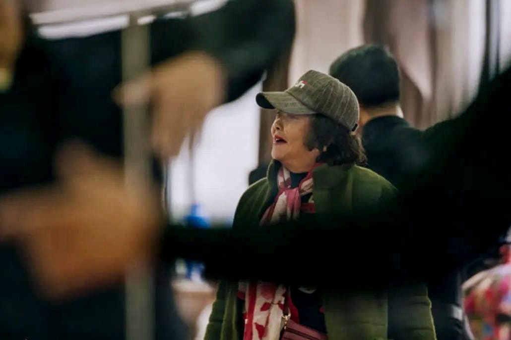 《梅的白天與黑夜》的電影內容是追蹤一位年越70歲叫陳玉梅的上海老阿姨的日常生活與約會故事。