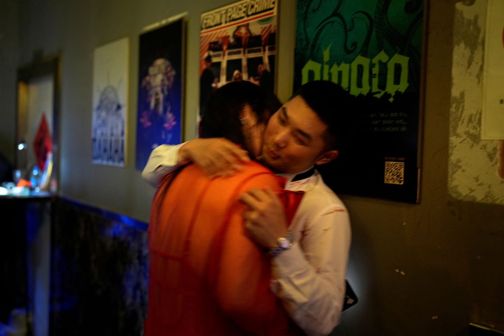 2023年5月13日，中国上海，参加者在舞会上揽抱。摄：Aly Song/Reuters/达志影像