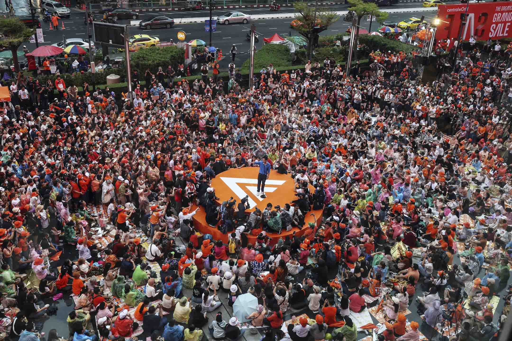 2023年7月 9日,泰國曼谷,前進黨領導人皮塔於集會上發表講話。攝:Valeria Mongelli/Bloomberg via Getty Images