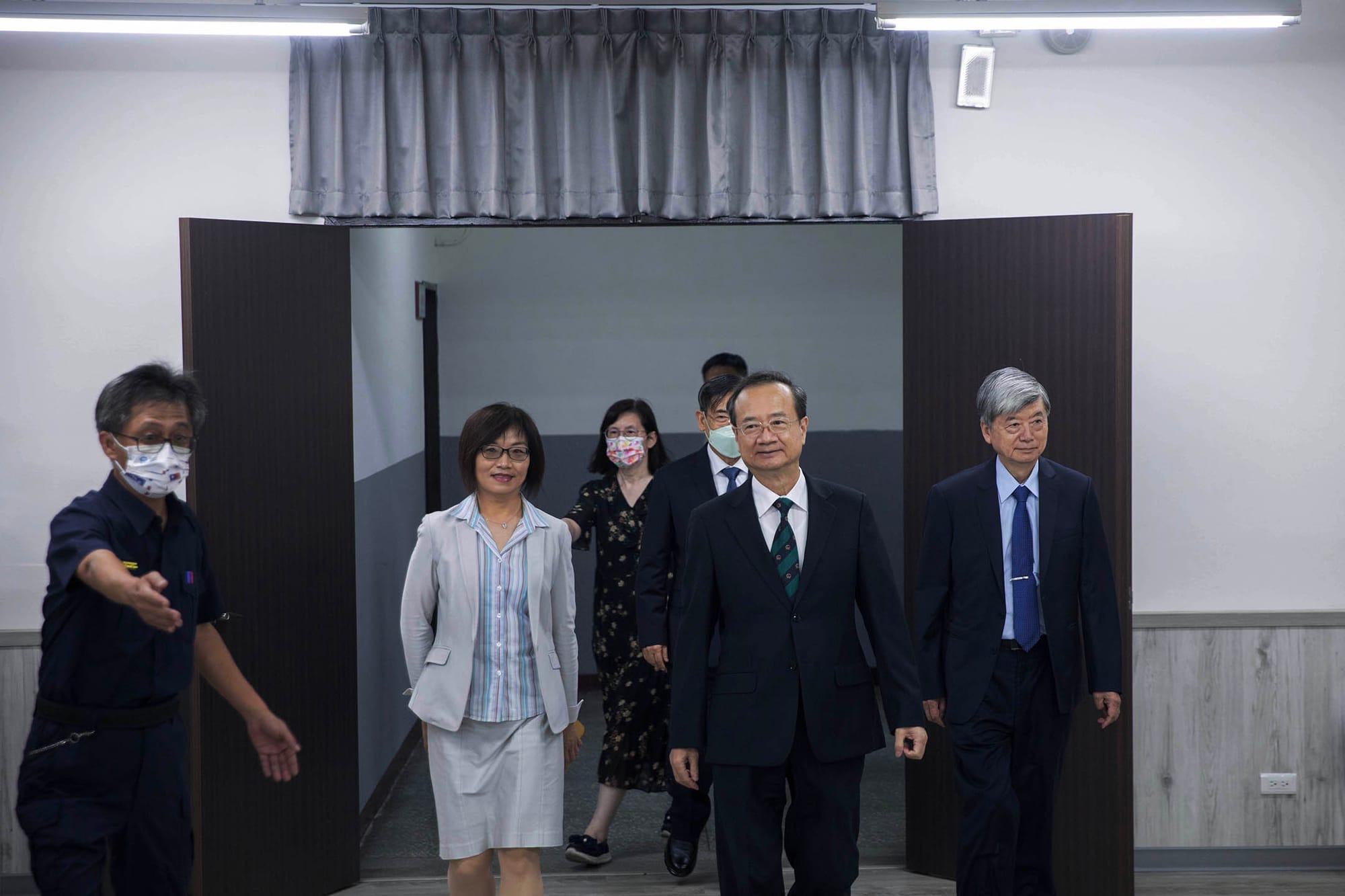 2023年7月21日,臺灣新北地方法院,台灣司法史上首起國民法官參與審判案件作成判決,宣判後舉行記者會,新北地院院長王梅英(左)及司法院長許宗力(右)出席。攝:陳焯煇/端傳媒