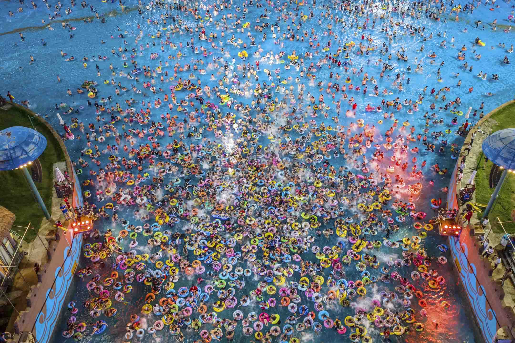 2023年7月8日，中國江蘇，大批市民到水上公園玩樂。攝：VCG/VCG via Getty Images
