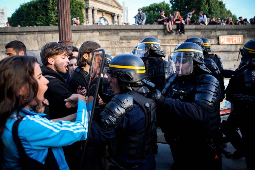 2023年6月30日,法国巴黎,一名17岁青少年被警察枪杀,引发全国骚乱并与警察发生冲突。摄:Lewis Joly/AP/达志影像