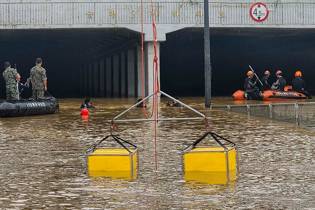 2023年7月16日，韩国，消防员正在被洪水淹没的隧道，搜救失踪者。摄：South Korea National Fire Agency via Getty Images
