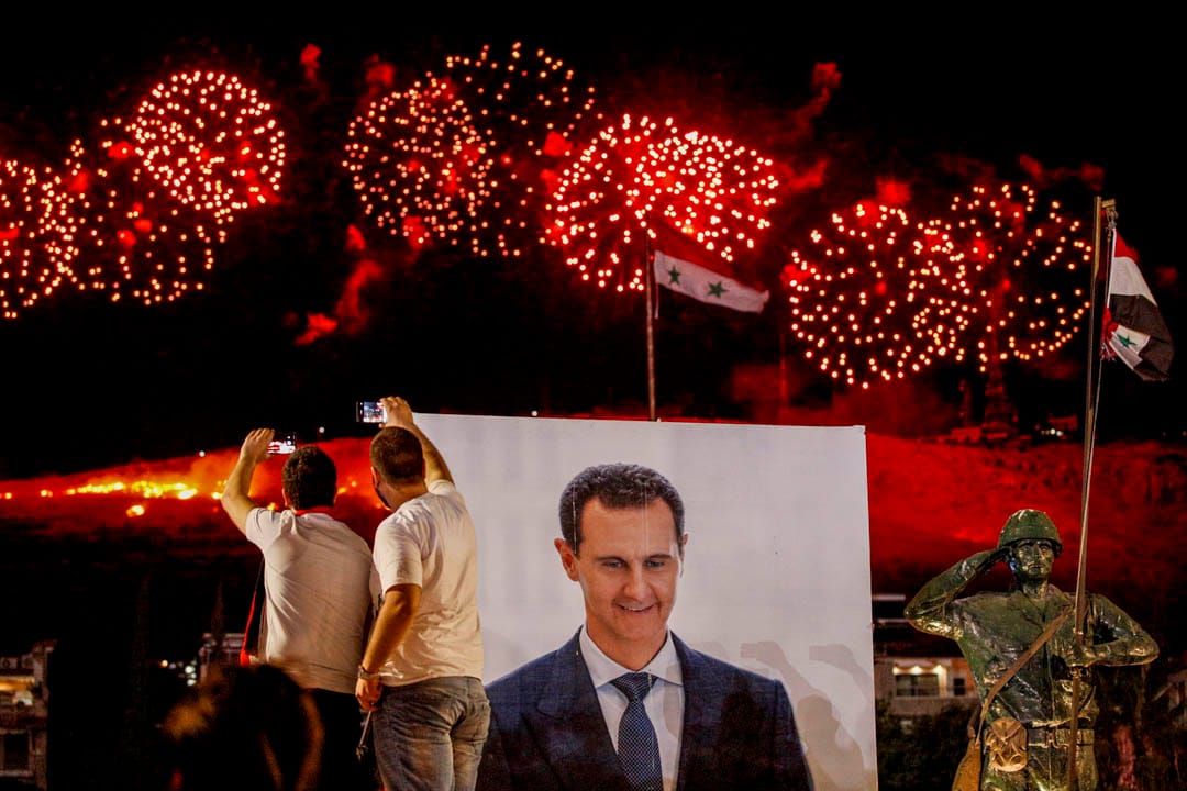2021年5月27日,叙利亚大马士革,总统选举结果宣布阿萨德赢得第四个任期后,他的支持者在庆祝。摄:Omar Sanadiki/AP/达志影像