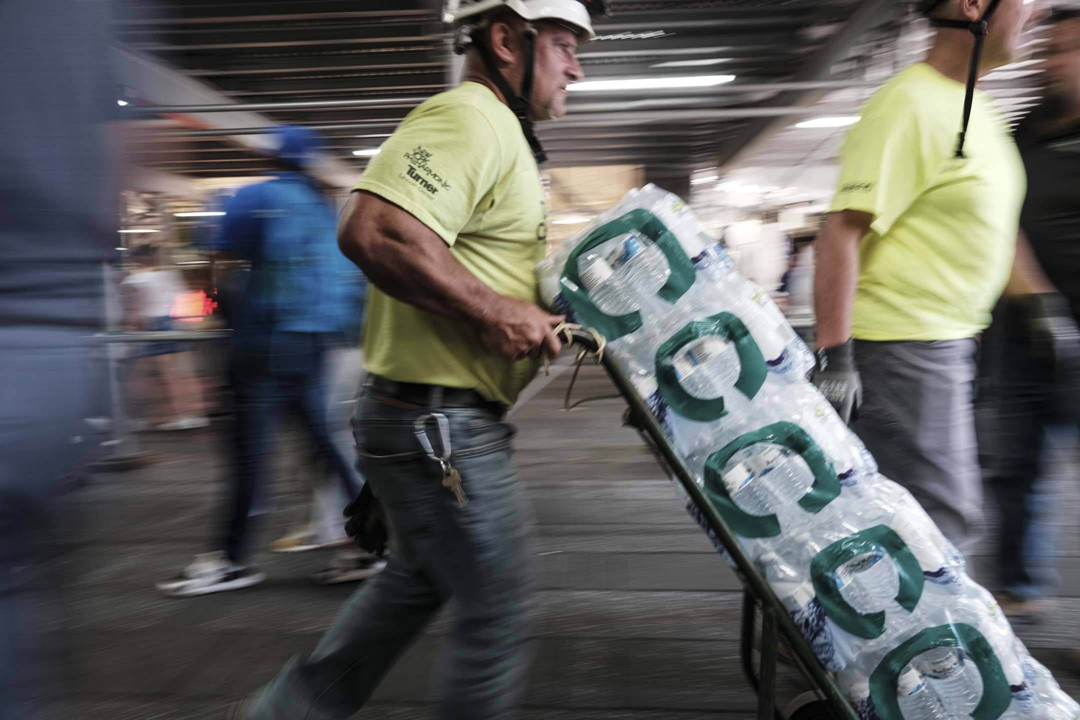 2023年7月6日，美國紐約，一名工人在炎熱天氣下搬運瓶裝水。攝：Spencer Platt/Getty Images