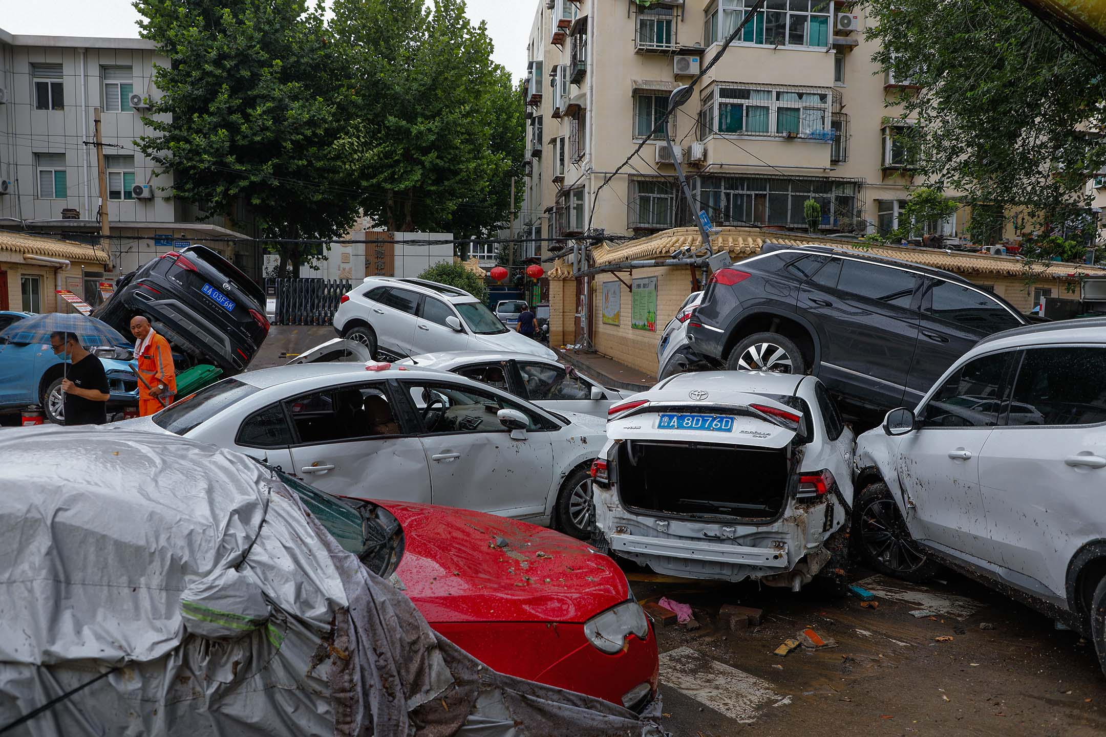 2023年7月29日,山東省濟南市,颱風和暴雨過後,汽車被吹倒。攝:Costfoto/NurPhoto via Getty Images