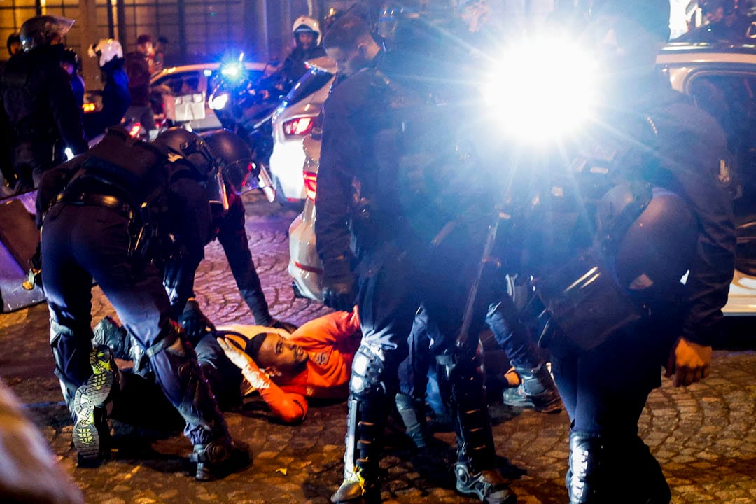 2023年7月2日,法国图尔昆,一名 17 岁青少年被法国警察枪杀,抗议进入第五天,一名警察制服示威者。摄:Juan Medina/Reuters/达志影像