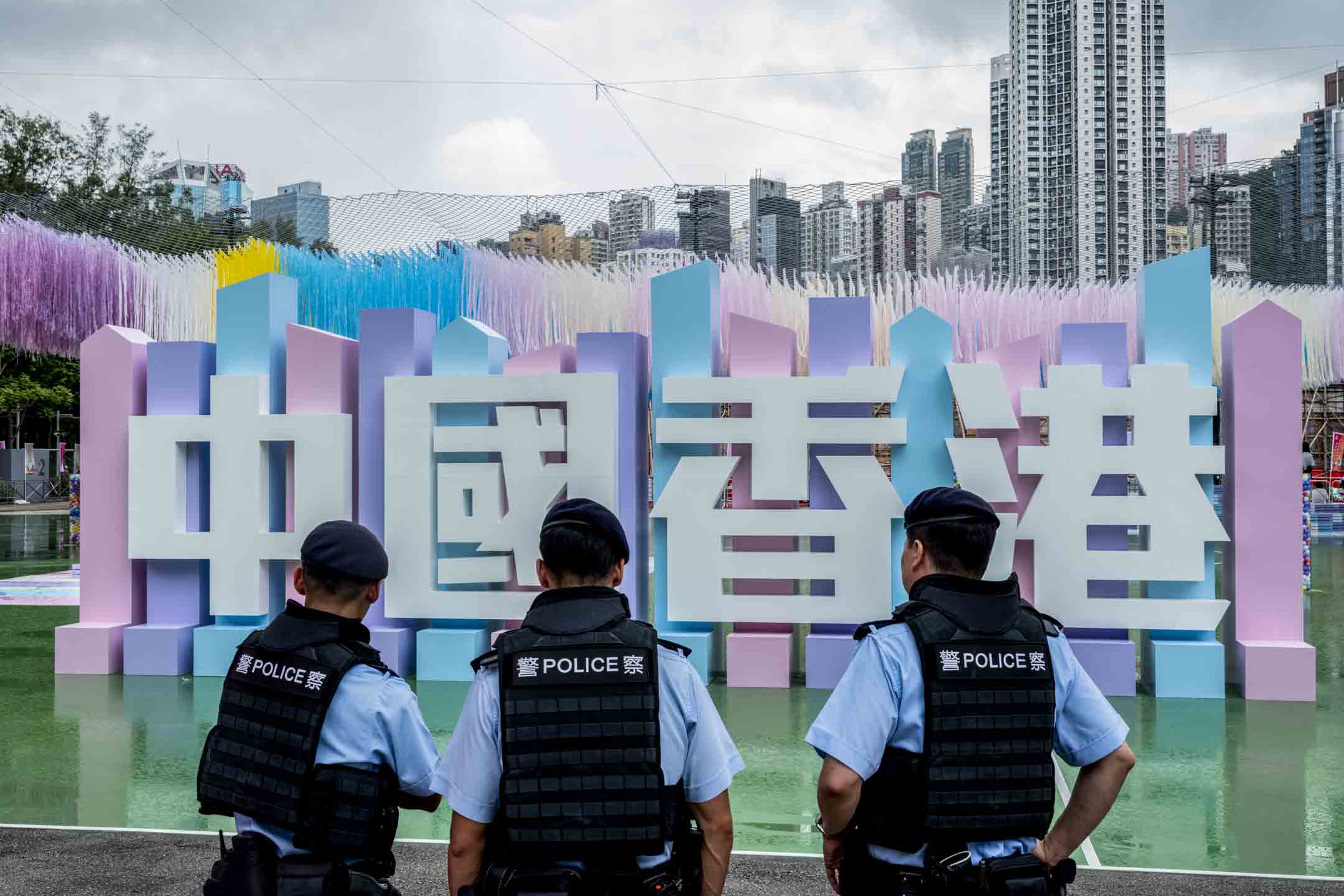 2023年6月30日,香港各界庆典委员会在维园举办“庆祝香港回归祖国二十六周年”庆祝活动,大门口处摆放了巨型的“中国香港26年”装置。摄:林振东/端传媒