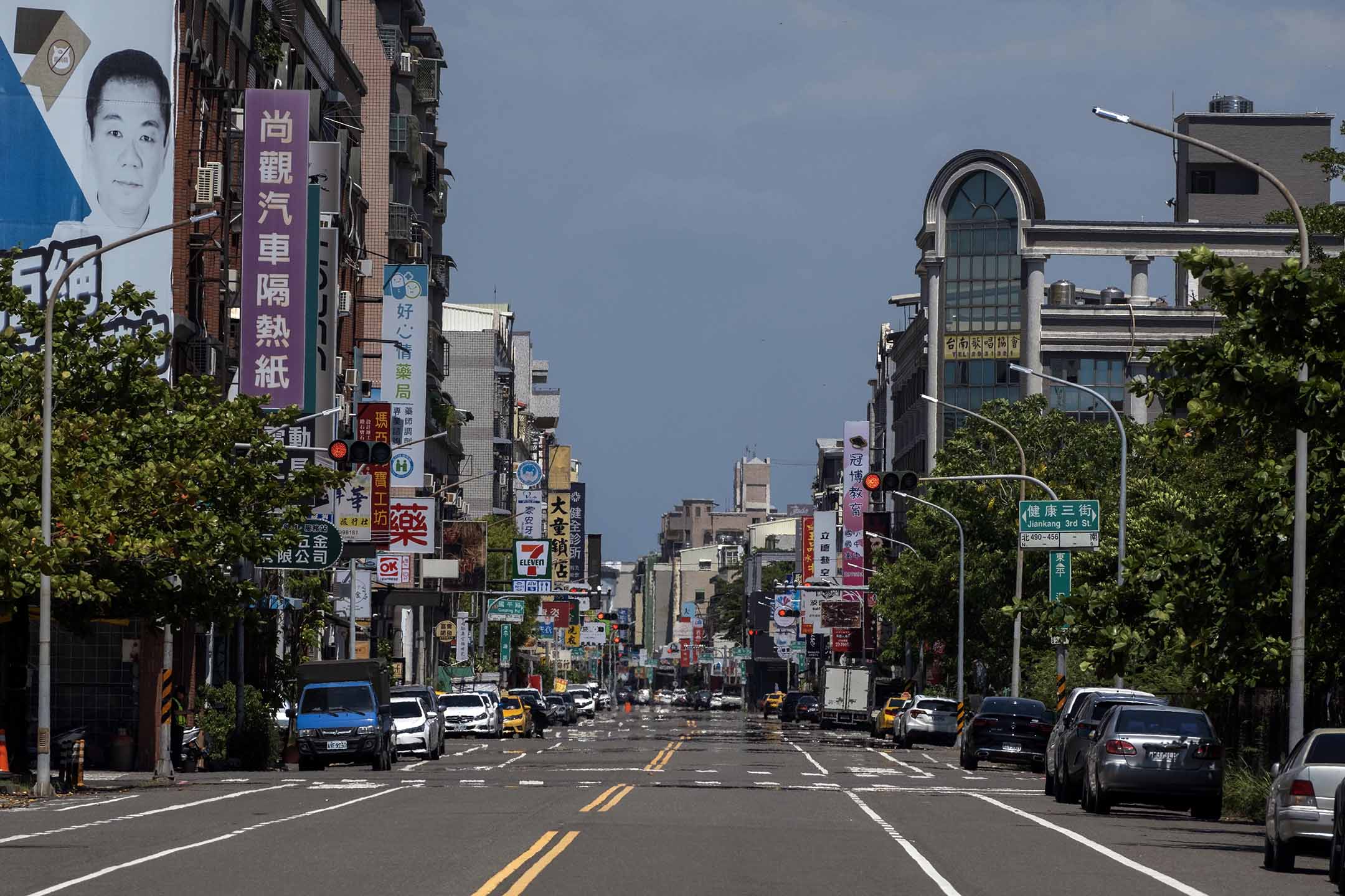 2023年7月25日，台南，万安演习，空无一人的街道。摄：陈焯𪸩/端传媒