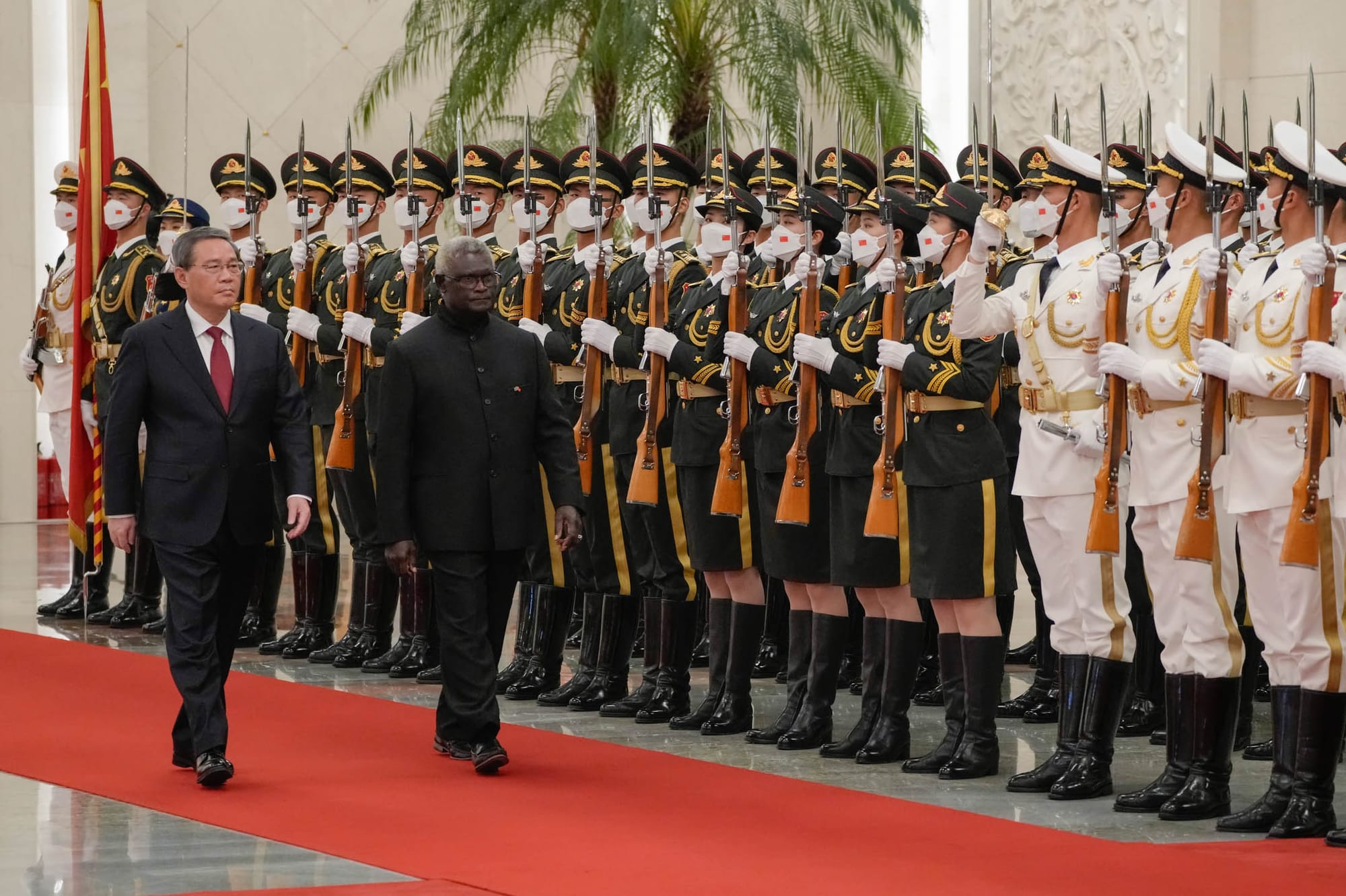 2023年7月10日,中國北京,所羅門群島總理索加瓦雷與國家總理李強,在歡迎儀式上檢閱儀仗隊。攝:Andy Wong/Pool via AP/達志影像
