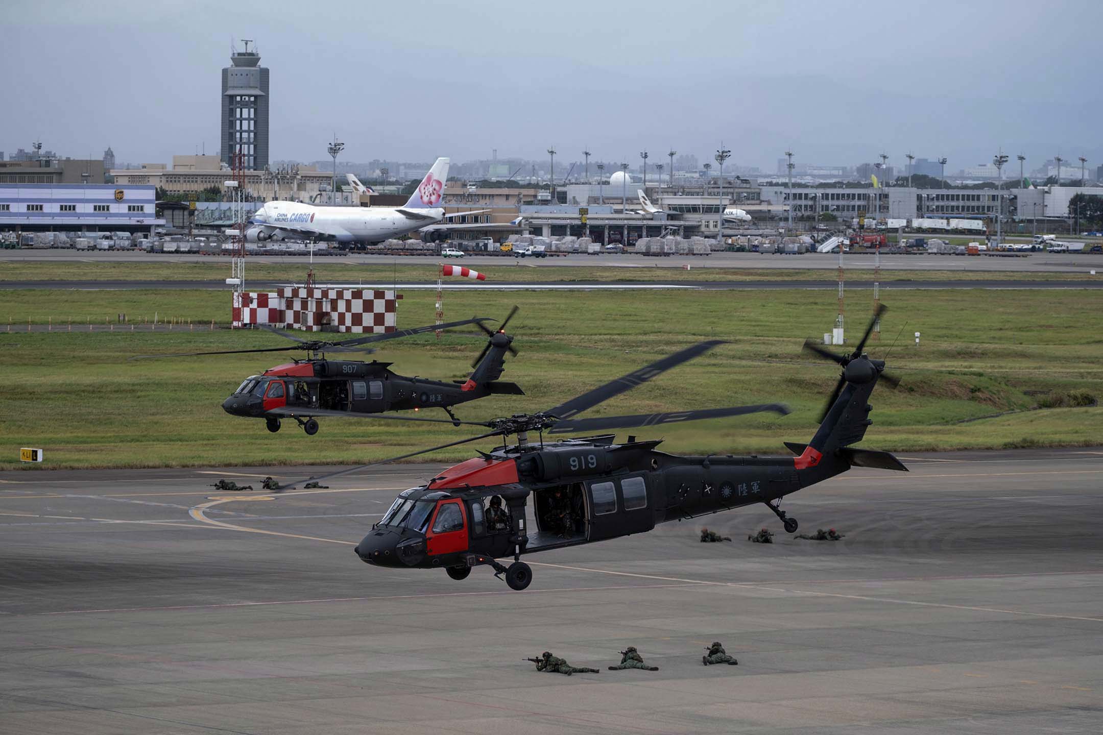 2023年7月26日，桃园国际机场反空降演习。摄：陈焯𪸩/端传媒