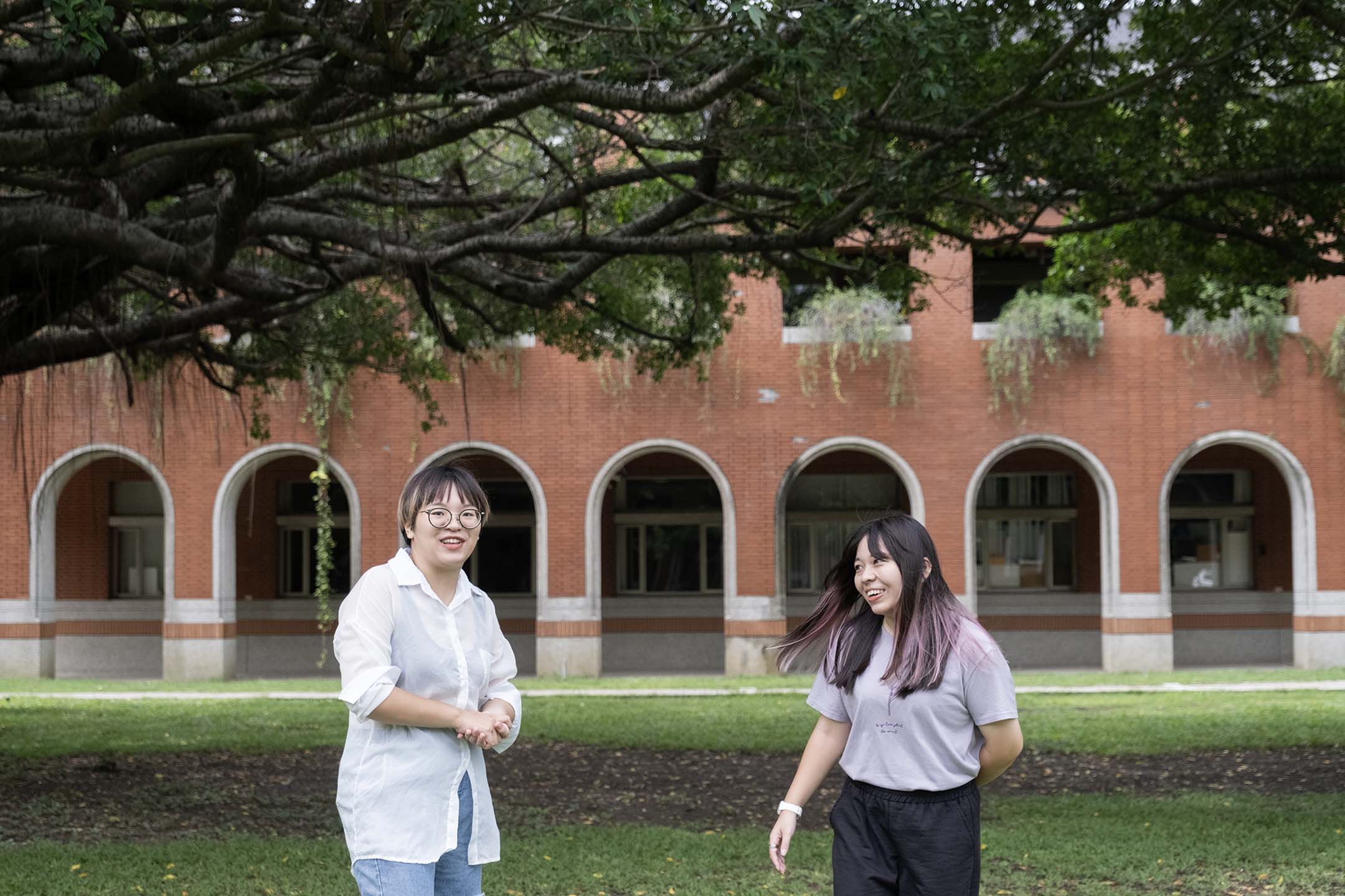 成大零貳社副社長李芊(左)和成大零貳社社長陳沁賢(右)。攝:陳焯煇/端傳媒