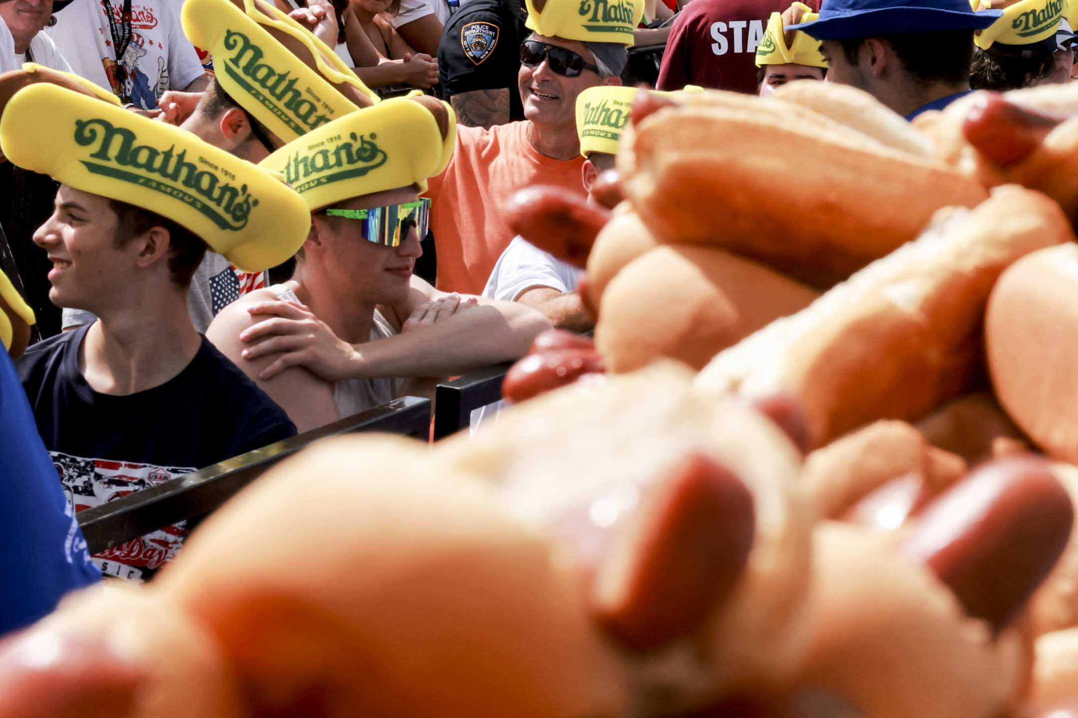 2023年7月4日，美國紐約市，人們在國慶節參加國際熱狗吃大賽。攝：Amr Alfiky/Reuters/達志影像