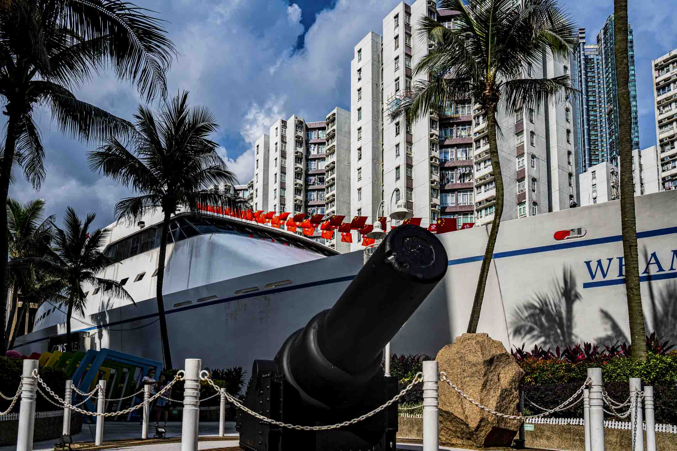 2023年6月30日,位于红磡的“黄埔号”挂满了国旗及区旗,而外面摆放了古炮台。摄:Ryan Lai/端传媒