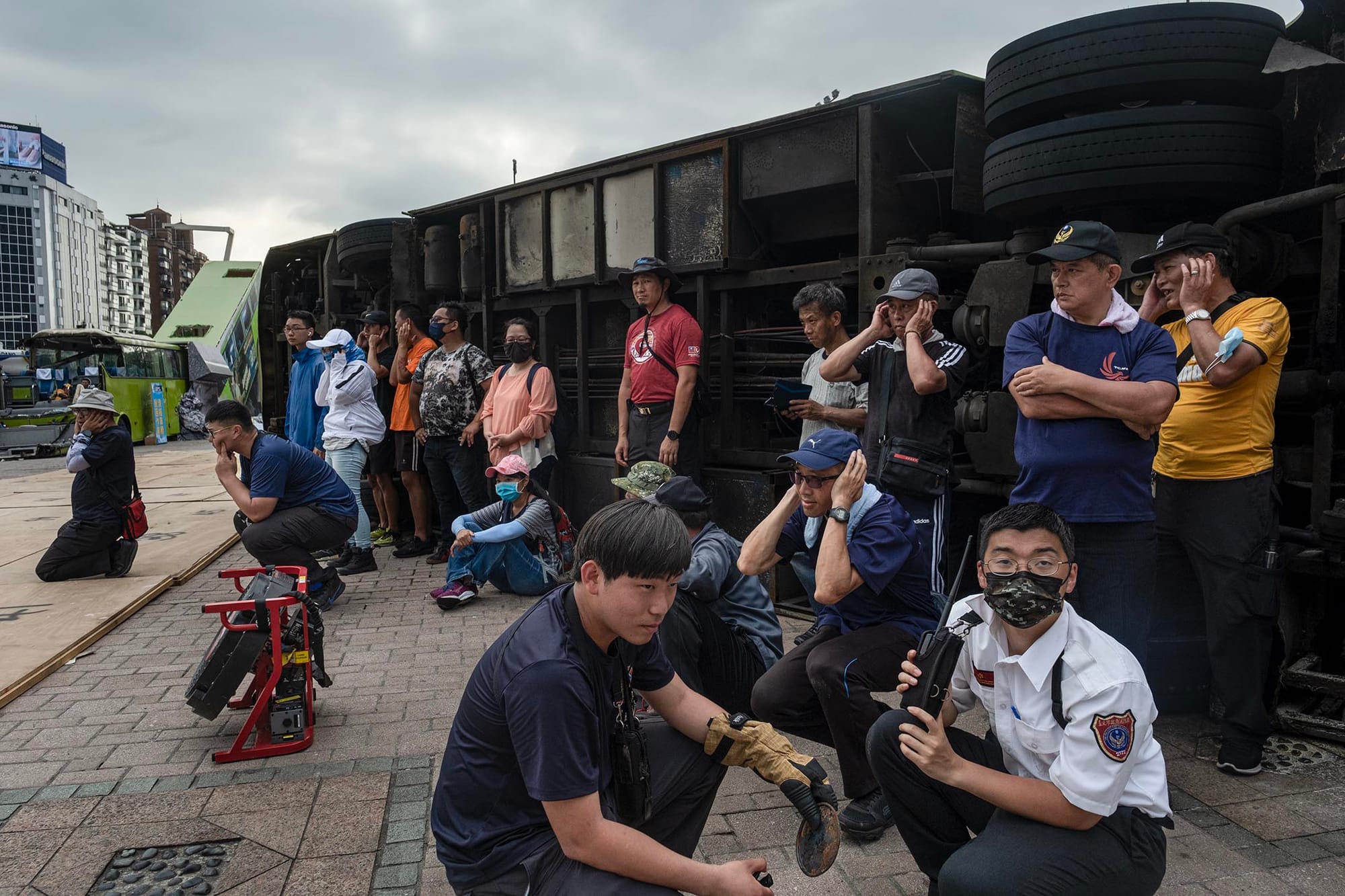 2023年5月4日，台北，民安9号演习，参与的民众在休息。摄：陈焯𪸩/端传媒