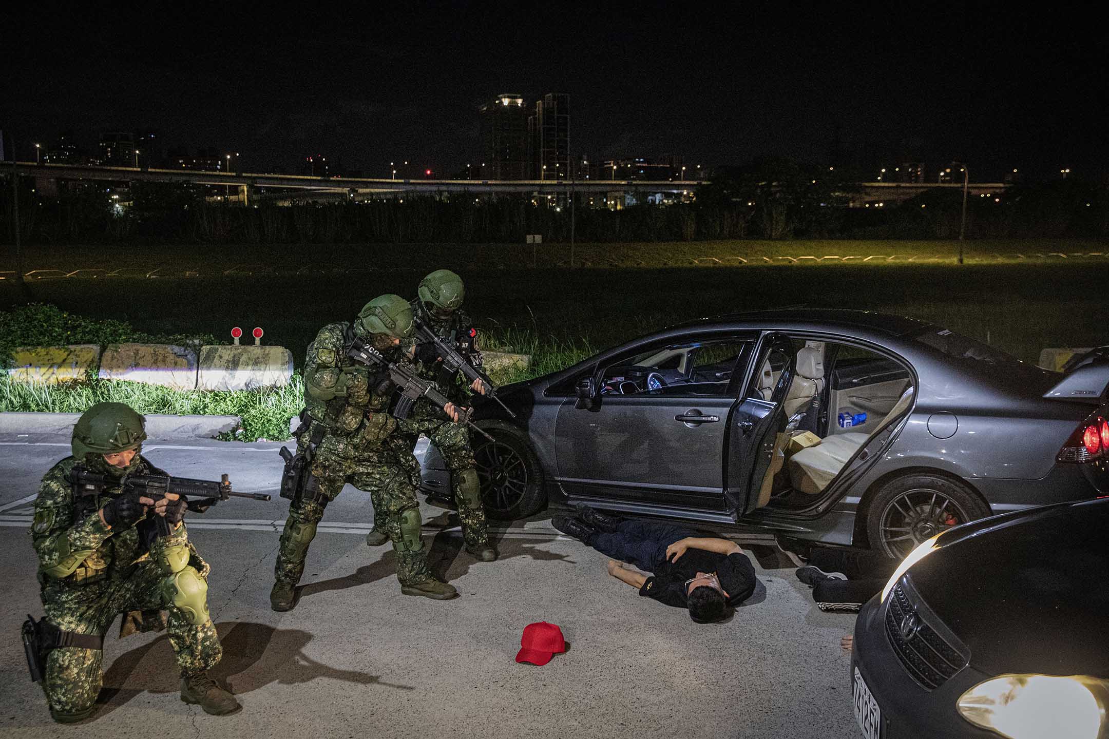 2023年7月25日，台北，汉光演习期间，军警进行桥梁阻绝、封锁及检管暨万华地区守备作战演习。摄：陈焯𪸩/端传媒
