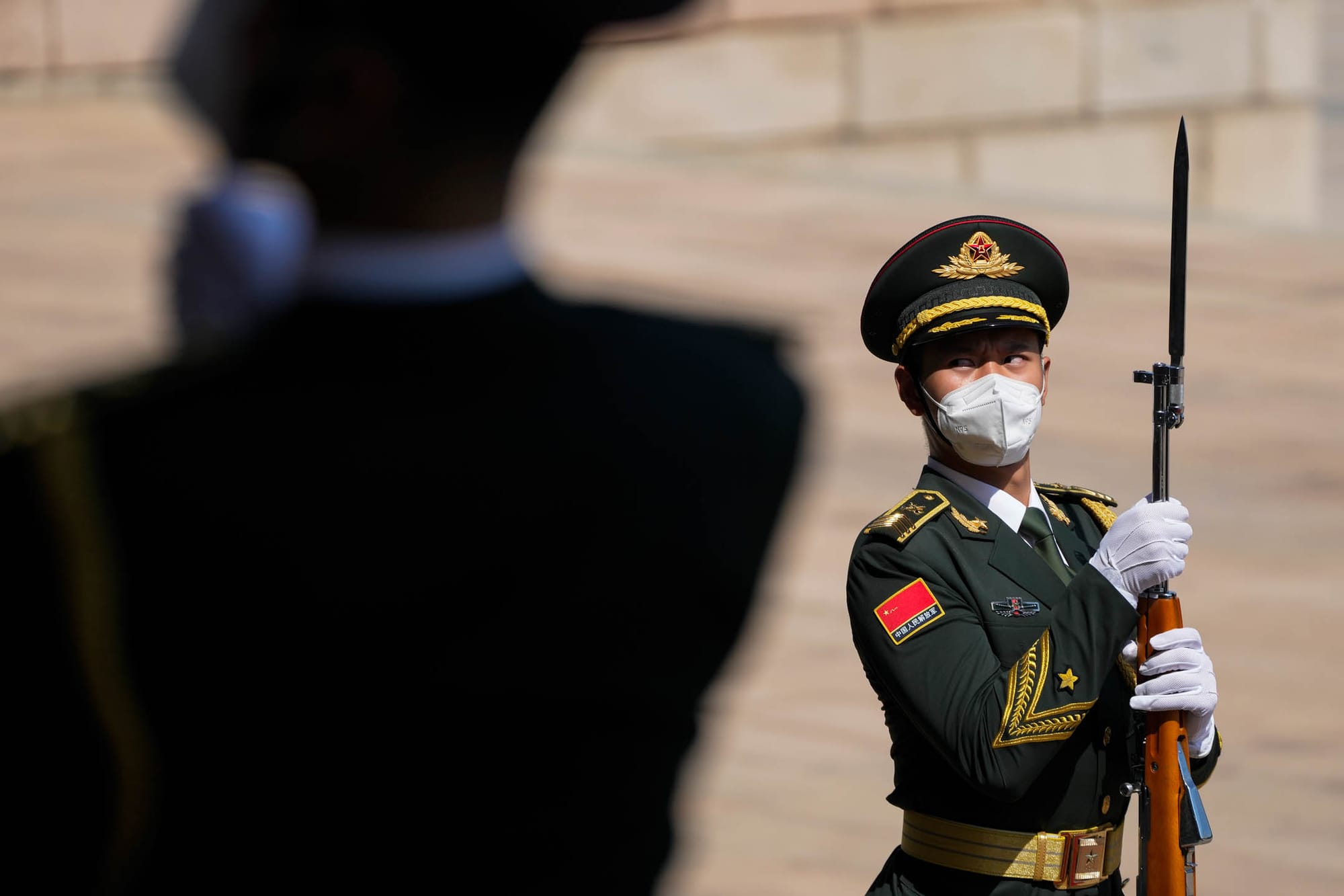 2023年7月10日,中國北京,所羅門群島總理到訪中國,儀仗隊成員列隊歡迎。攝:Andy Wong/Pool via AP/達志影像